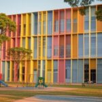 Centro de educação infantil em Brasília com fachada colorida e playground, representando investimento em educação no Distrito Federal.