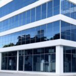 Prédio moderno do primeiro complexo de telessaúde no Recanto das Emas, Distrito Federal, com fachada contemporânea e sinalizações de saúde remota.