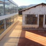 Sala de aula vazia em escola do DF com equipamentos de robótica desorganizados, ilustrando críticas por falta de recursos.