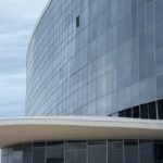 Congresso Nacional em Brasília sob céu nublado, representando abalo na estabilidade política por pedidos de impeachment contra governador do DF.