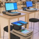 Espaço de oficinas gratuitas de IA, games e robótica no Recanto Shopping, com equipamentos educativos em ambiente moderno.