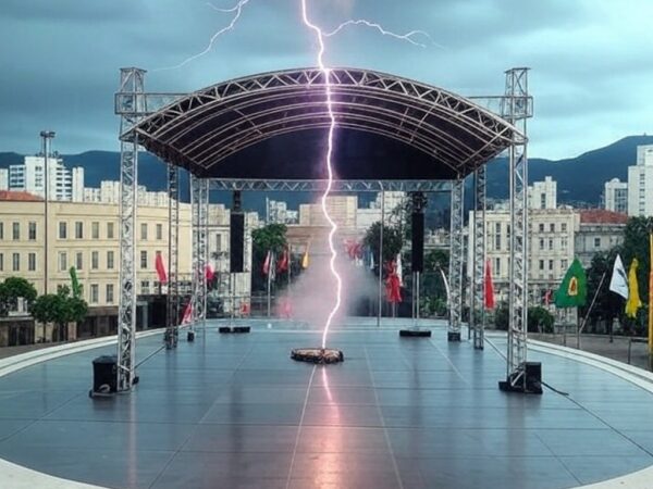 Estrutura de ato político em BH atingida por raio, causando pânico, com céu tempestuoso e montanhas ao fundo.