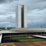 Clínica de estética em Brasília com equipamentos médicos expostos, destacando riscos na regulamentação da enfermagem estética no DF.