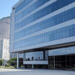 Edifício da Polícia Federal no Rio de Janeiro com Pão de Açúcar ao fundo, simbolizando determinação oficial.