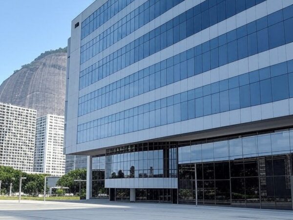 Edifício da Polícia Federal no Rio de Janeiro com Pão de Açúcar ao fundo, simbolizando determinação oficial.