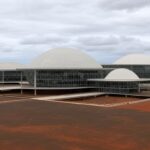 Fachada da Câmara Legislativa do DF em Brasília, representando audiência sobre preconceito contra hanseníase.