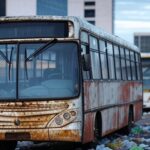 Estação de ônibus deteriorada em Brasília, expondo falhas crônicas e opacidade no transporte público do DF.