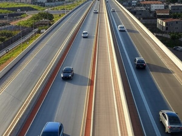 Viaduto moderno no Recanto das Emas, DF, com veículos fluindo, aliviando o trânsito local.