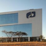 Edifício da Caesb em Brasília divulgando resultados provisórios de avaliação biopsicossocial e heteroidentificação em concurso.