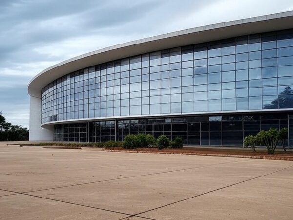 Edifício governamental em Brasília com documentos fiscais e moedas, representando elevação de custos públicos por folga de servidores no aniversário.