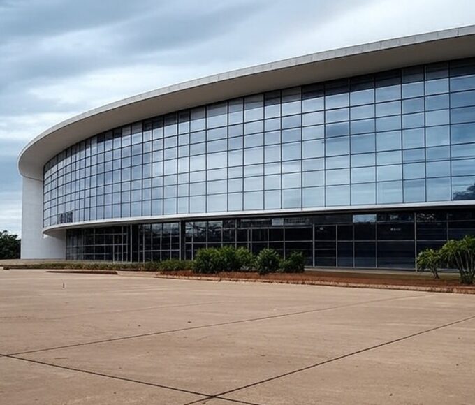 Edifício governamental em Brasília com documentos fiscais e moedas, representando elevação de custos públicos por folga de servidores no aniversário.