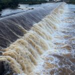 Reservatório do Descoberto transbordando com chuvas, ameaçando inundações em Ceilândia e Taguatinga no DF.