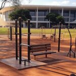 Parque em Brasília com equipamentos para envelhecimento ativo de idosos, beneficiados pelo programa Viver 60+ do Governo do DF.