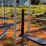 Academia ao ar livre para idosos em Brasília com equipamentos deteriorados, representando negligência sistêmica.