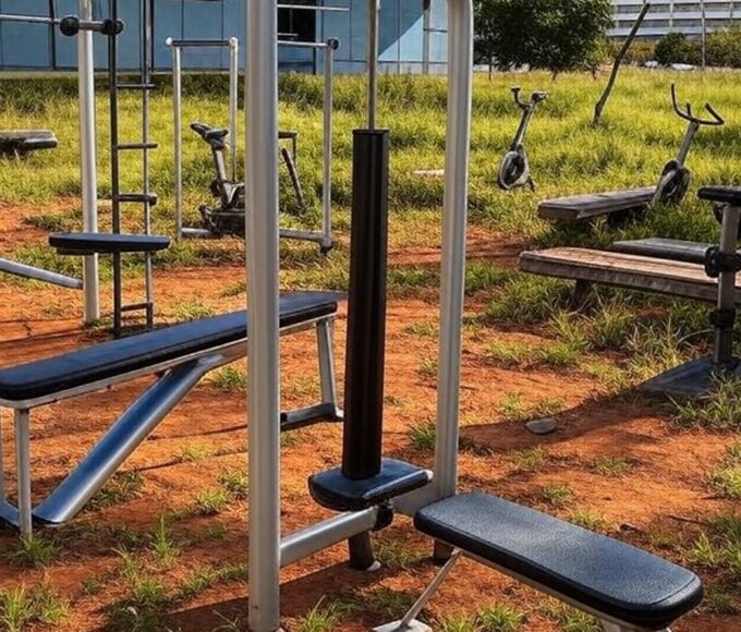 Academia ao ar livre para idosos em Brasília com equipamentos deteriorados, representando negligência sistêmica.