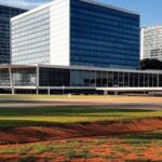 Prédio da Agência do Trabalhador em Brasília, representando vagas de emprego no DF com salários até R$ 3,5 mil.