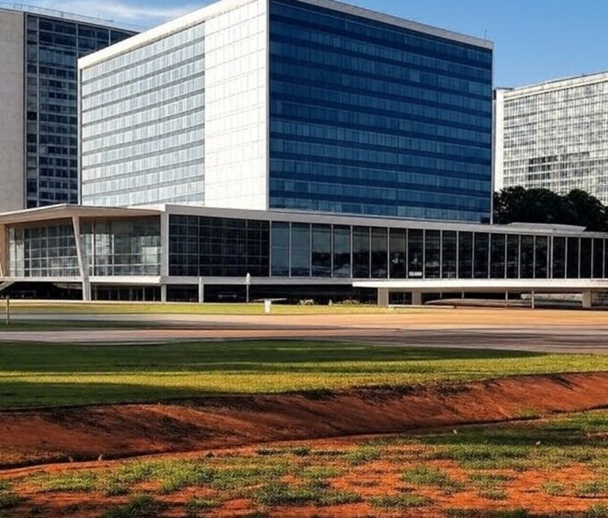 Prédio da Agência do Trabalhador em Brasília, representando vagas de emprego no DF com salários até R$ 3,5 mil.