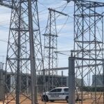 Subestação elétrica em Brasília com cabos danificados e viatura da PMDF, representando tentativa de furto.