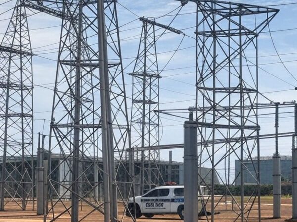 Subestação elétrica em Brasília com cabos danificados e viatura da PMDF, representando tentativa de furto.