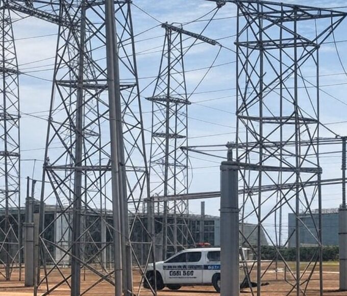 Subestação elétrica em Brasília com cabos danificados e viatura da PMDF, representando tentativa de furto.