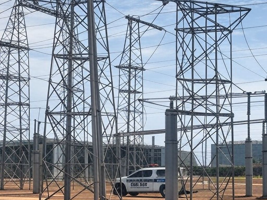 Subestação elétrica em Brasília com cabos danificados e viatura da PMDF, representando tentativa de furto.