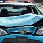 Viatura policial brasileira danificada em acidente, simbolizando custos ao Estado e alarme aos contribuintes.