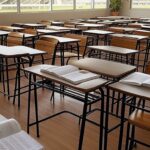 Sala de aula vazia em centro do Sesc-DF com livros e plantas, representando projeto Estudamente contra ansiedade e estresse em estudantes.
