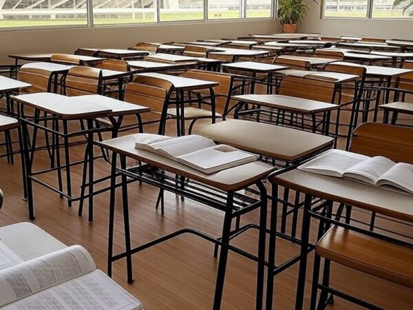 Sala de aula vazia em centro do Sesc-DF com livros e plantas, representando projeto Estudamente contra ansiedade e estresse em estudantes.