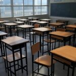 Escola pública em Brasília representando falhas no combate ao abuso infantil por falta de treinamento de professores.