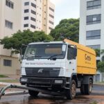 Rua na Asa Norte de Brasília com caminhão da Caesb e canos expostos durante corte de água, causando caos em áreas críticas.