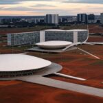Vista panorâmica de Brasília destacando contrastes entre Esplanada dos Ministérios e periferias, simbolizando crises e desigualdades no concurso de fotografia da CLDF.
