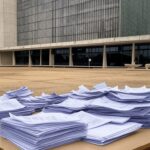 Agência da Caesb em Brasília com sinais de falhas crônicas em saneamento, horários ampliados mas problemas persistentes.