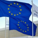 Bandeiras da UE e Mercosul em Brasília representando acordo histórico de livre-comércio.