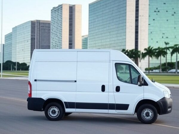 Van de atendimento itinerante de serviços de energia da Neoenergia em avenida de Brasília, Distrito Federal.