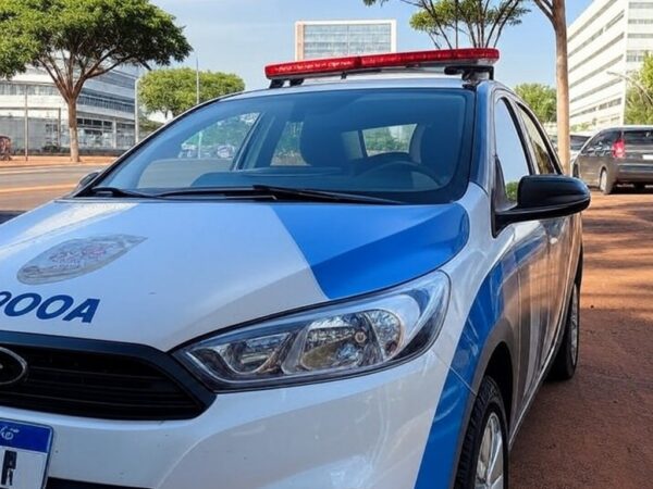 Viatura da PMDF em rua de Brasília, representando prisão de assaltante que agrediu idoso no Distrito Federal.