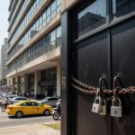 Edifício de banco fechado em São Paulo, representando liquidação extrajudicial pelo Banco Central.