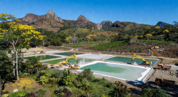 Operação de mineração sustentável em Minas Gerais, com maquinário e paisagem preservada para projetos em minerais críticos.