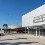 Edifício de agência do trabalhador no Distrito Federal com sinalização de vagas de emprego e arquitetura de Brasília ao fundo.