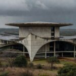 Edifício da CLDF em Brasília com documentos simbólicos de falhas no combate à violência contra mulheres e idosos.