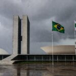 Edifício da CLDF em Brasília sob céu nublado, simbolizando polêmica em título honorário a Viridiano Brito.