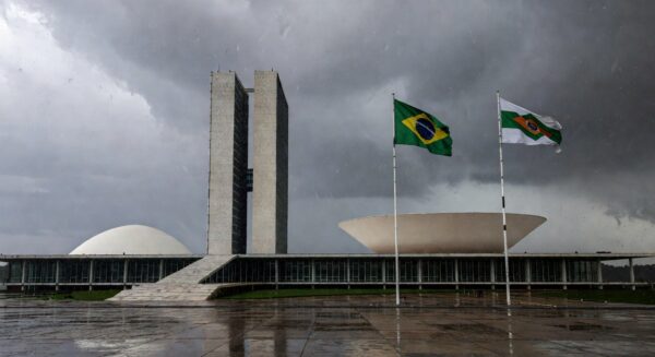 Edifício da CLDF em Brasília sob céu nublado, simbolizando polêmica em título honorário a Viridiano Brito.
