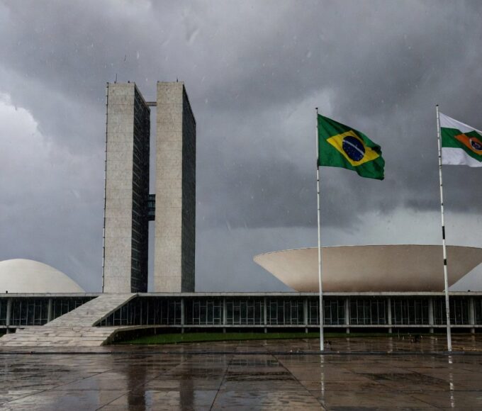 Edifício da CLDF em Brasília sob céu nublado, simbolizando polêmica em título honorário a Viridiano Brito.
