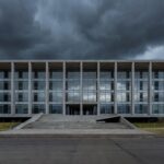 Fachada da Câmara Legislativa do DF em Brasília sob céu nublado, representando críticas por falta de transparência e relevância.