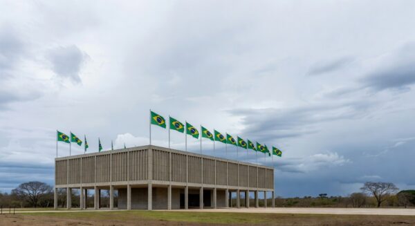Edifício da Câmara Legislativa do DF em Brasília, com bandeiras e céu nublado, representando concessão de título honorário sob críticas.