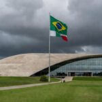 Edifício da CLDF em Brasília com céu nublado, simbolizando atrasos na lei contra supremacismo no DF.