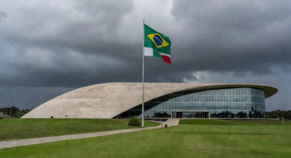 Edifício da CLDF em Brasília com céu nublado, simbolizando atrasos na lei contra supremacismo no DF.