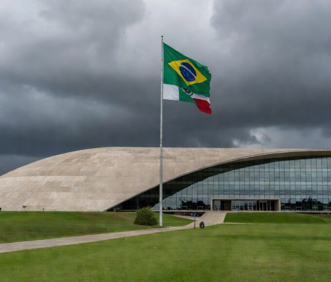 Edifício da CLDF em Brasília com céu nublado, simbolizando atrasos na lei contra supremacismo no DF.