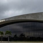 Edifício da CLDF em Brasília com elementos de cerimônia de título honorário sob suspeita de formalidades políticas.