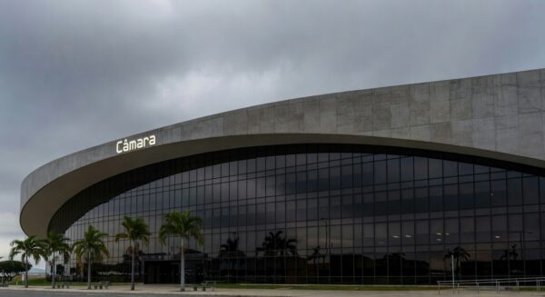Edifício da CLDF em Brasília com elementos de cerimônia de título honorário sob suspeita de formalidades políticas.