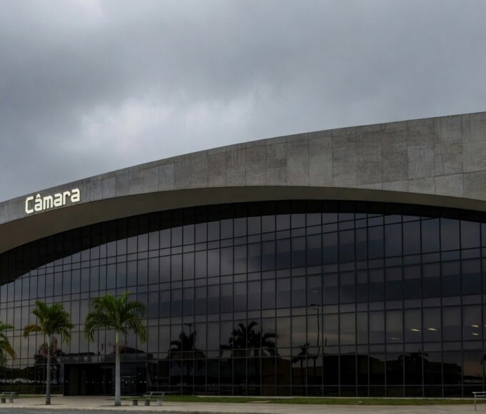 Edifício da CLDF em Brasília com elementos de cerimônia de título honorário sob suspeita de formalidades políticas.
